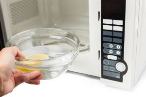 Pakai 2 bahan dapur, ini cara jitu hilangkan bau tidak sedap pada microwave