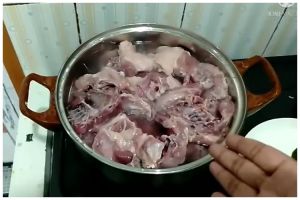 Cara cepat merebus tulang ayam agar hemat gas tanpa presto, nggak sampai 15 menit