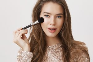 Trik mudah pakai contour ini hanya butuh satu alat tulis, bikin pipi auto tirus