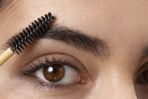 Nggak perlu lash lift, ini trik bikin bulu mata lentik seharian hanya dengan 1 produk skincare