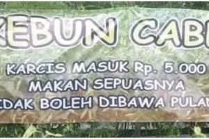 11 Tulisan kocak di spanduk tempat wisata ini bikin pengunjung hilang fokus