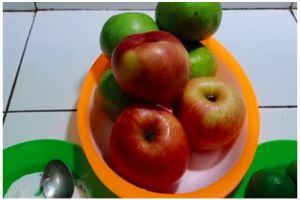 Tak perlu panik, ini trik praktis menghilangkan lapisan lilin pada apel cuma pakai 2 bahan dapur