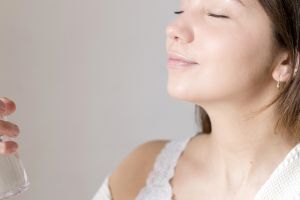Hanya dari 1 bahan alami, ini cara membuat face mist untuk bantu redakan kemerahan dan iritasi kulit