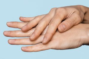 Bikin lembut dan antikering, ini cara membuat masker tangan dari 1 bahan alami