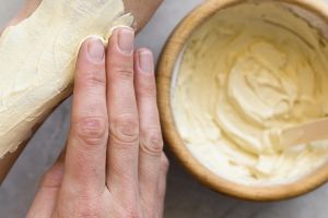 Bisa bikin kulit putih dan cerah, ini cara buat lulur badan hanya dengan 3 bahan dapur