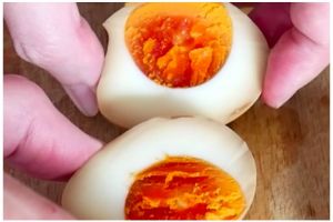 Disajikan sebagai pelengkap ramen, ini 9 cara bikin telur rebus nitamago yang cantik dan antigagal