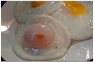 Tanpa menunggu minyak panas, ini trik bikin telur mata sapi agar kuningnya cantik di tengah