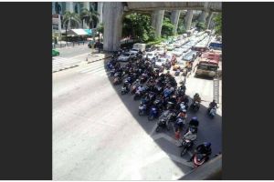 Cara unik di tengah terik, 11 potret kocak orang kepanasan di jalan ini bikin nyengir nggak habis piki