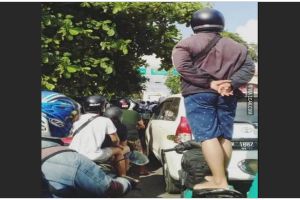 Kesabaran setipis tisu, 11 potret kocak orang terjebak kemacetan ini bikin geleng kepala