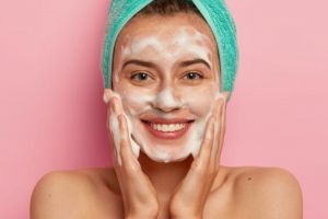 Bantu atasi flek hitam, ini cara membuat facial wash sendiri pakai 1 jenis sayuran