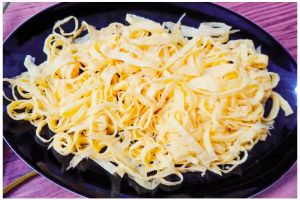 Disajikan sebagai pelengkap nasi kuning, ini 9 cara bikin telur dadar tipis, enak, dan bentuknya rapi