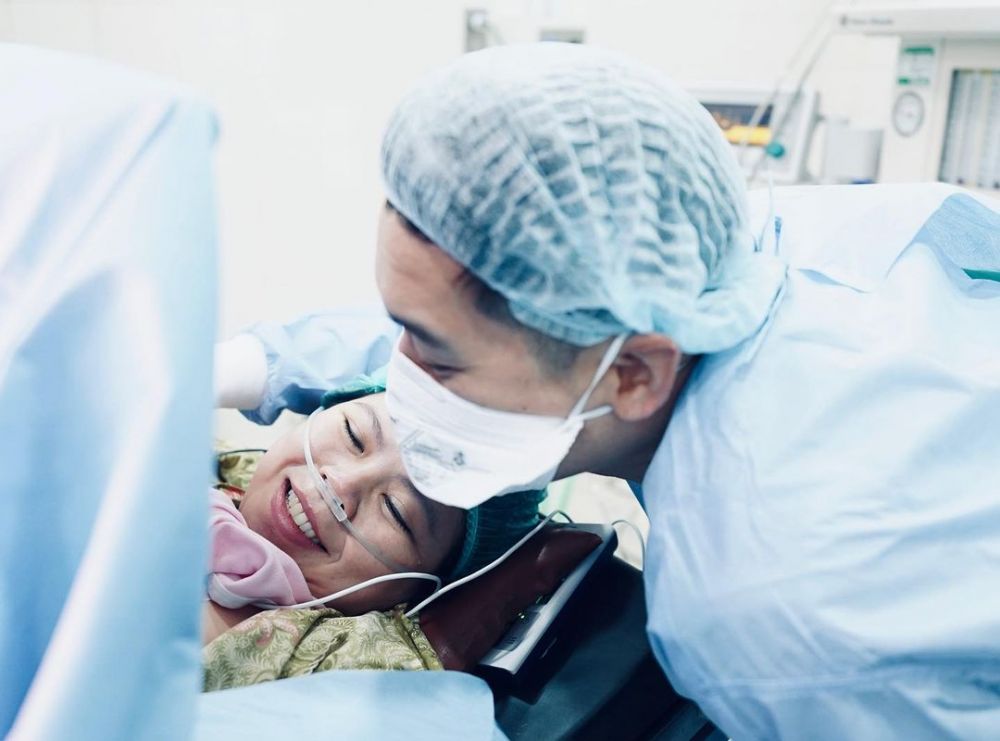 Dikaruniai bayi perempuan, ini momen haru Greysia Polii melahirkan anak pertama