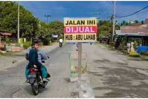 11 Tulisan lucu di tengah jalan ini bikin orang yang lewat garuk kepala, kenapa ya?