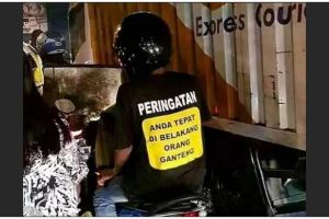 11 Tulisan kocak di kaus pengendara motor ini pedenya selangit, bikin tepuk jidat