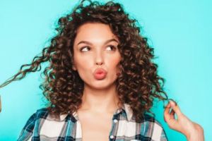 Cuma butuh 2 bahan alami, begini trik tumbuhkan rambut keriting agar lebih lebat dan bebas rontok