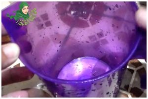 Bukan pakai kopi, ini trik basmi bau membandel di bagian dalam teko plastik