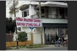 Nggak bisa nahan ketawa, 12 tulisan kocak di spanduk perumahan ini bikin warga setempat nyengir lebar