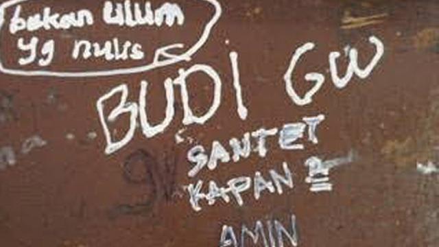 Penuh kenangan, 11 potret kocak coretan di meja kelas ini bukti banyaknya kreativitas yang terpendam