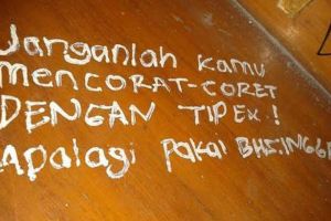 Penuh kenangan, 11 Potret kocak coretan di meja kelas ini bukti banyaknya kreativitas yang terpendam