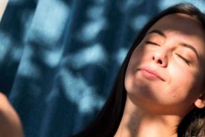 Trik atasi wajah belang karena terbakar sinar matahari pakai 1 bahan minuman, bikin kembali cerah