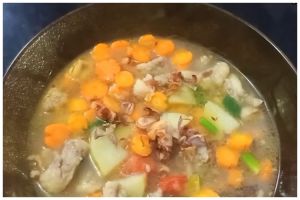 Pakai tambahan 3 bahan dapur, ini trik masak sup tetelan sapi supaya tak alot dan bau prengus enyah