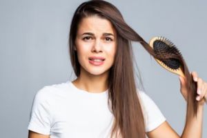 Nggak perlu beli produk mahal, cara atasi rambut kusam akibat diwarnai ini cuma pakai 2 bahan alami