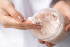 Cara cerahkan kulit pakai body scrub dari 2 bahan dapur, bikin lembut dan hempas sel kulit mati