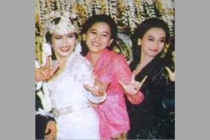 Wanita berkebaya hitam di samping Nike Ardilla dulu rocker kini hijrah, ini 11 potret terbarunya