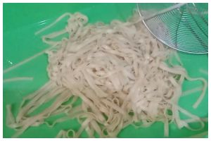 Tanpa perlu direndam air dingin, ini trik masak kwetiau agar teksturnya kenyal dan tidak menggumpal