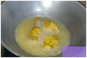 Bukan diberi tepung terigu, ini trik goreng ayam supaya minyak tak meletup dan menghitam