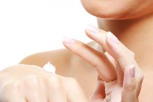 Cara atasi kulit kusam hanya pakai body lotion dari satu jenis bunga, bikin jadi cerah dan lembap