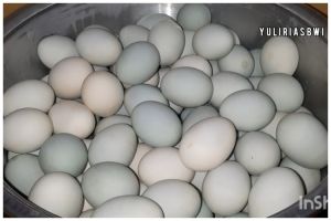 Bukan direbus, ini trik mematangkan telur asin agar tidak mudah busuk sampai 10 hari