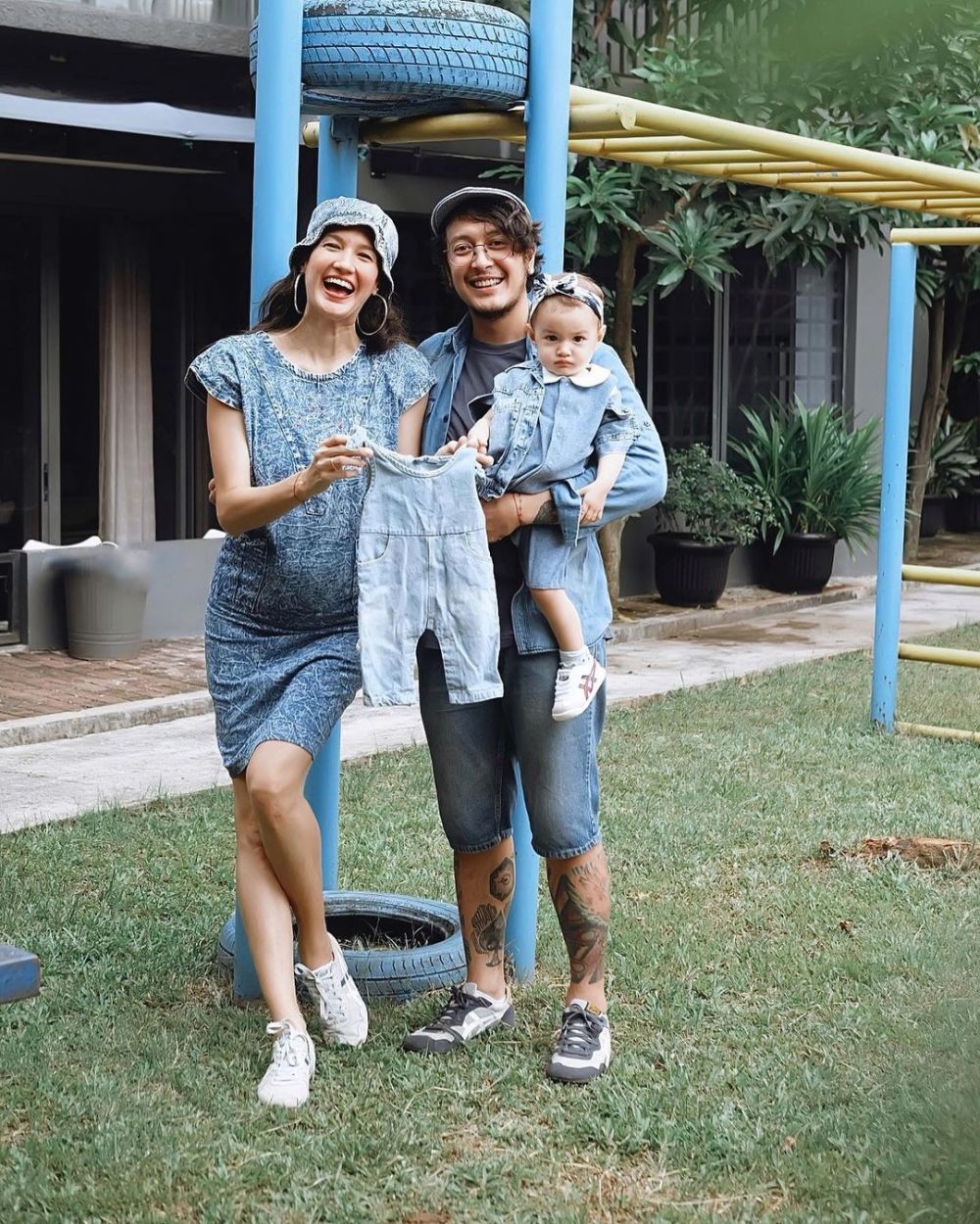 Momen bahagia Nadine Chandrawinata ungkap kehamilan kedua saat anniversary pernikahan ke-5