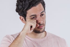 Jadi segar dan cerah, begini trik hilangkan kantung mata hanya pakai 3 bahan alami