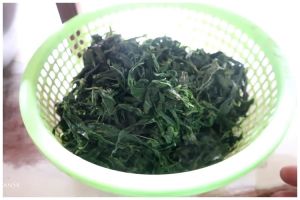 Pakai satu bahan, ini trik masak daun singkong agar tetap hijau, tak hancur, dan teksturnya lembut