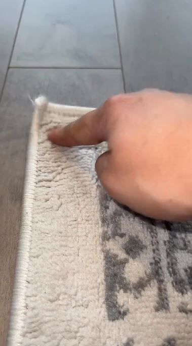 Hanya dengan 2 bahan, begini cara mudah meluruskan ujung karpet yang menggulung