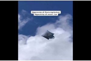 11 Potret kocak orang saat kemah ini banyak hal absurd terjadi, tenda sampai terbang bak layangan