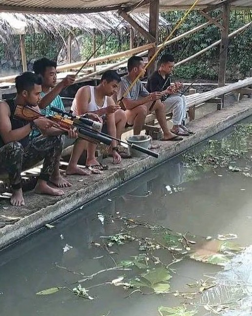 11 Potret kocak orang lagi mancing ini bukan dapat ikan tapi bikin keributan