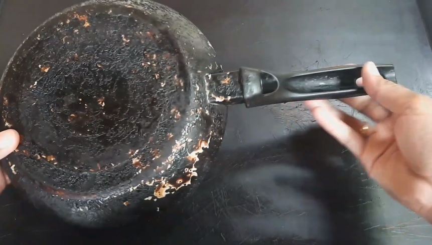 Tanpa baking soda dan cuka, ini cara ampuh hilangkan kerak tebal di pantat teflon