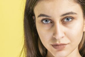 Trik hilangkan mata panda hanya pakai face gel dari 1 bahan minuman, bikin kulit jadi cerah dan segar