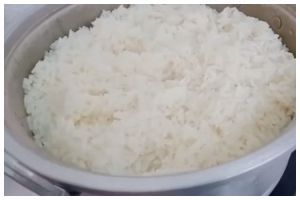 Tanpa perlu disiram air hangat, ini trik masak nasi pakai panci agar hasilnya pulen dan matang merata