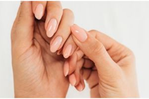 Nggak usah ke nail salon, trik bersihkan kuku kusam jadi kinclong ini cuma butuh 1 barang