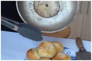 Aksi pria tunjukkan fungsi lain tutup panci ini kreatif abis, menarik untuk ide jualan