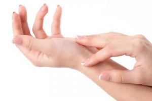 Cuma butuh 30 detik, ini trik membuat hand mask untuk lembutkan tangan pakai 1 bahan alami