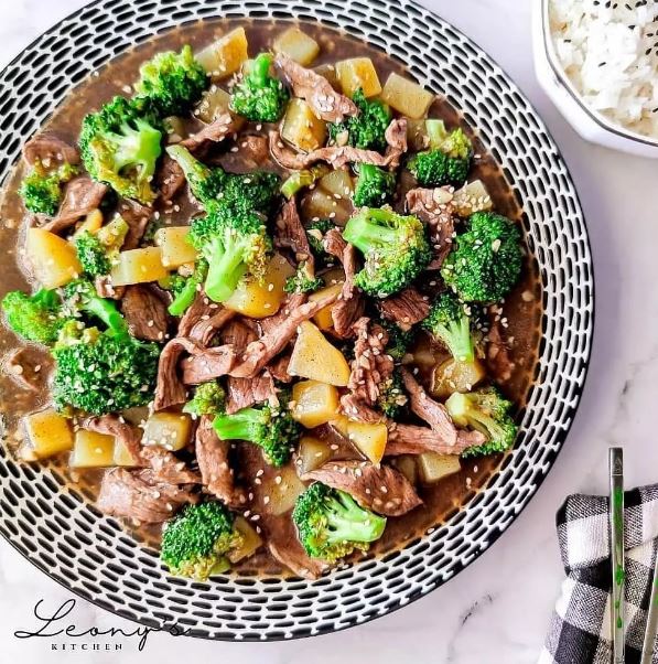 Resep tumis brokoli campur daging sapi dan kentang lada hitam, gurih