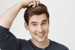 Nggak perlu beli produk mahal, ini trik atasi rambut kusam dan kusut pada pria pakai 2 bahan dapur