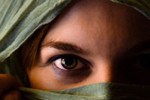 Trik hilangkan lingkaran hitam bawah mata pakai eye roller dari 1 barang bekas