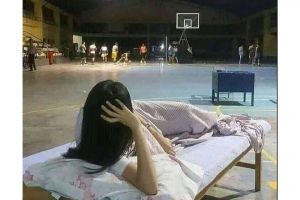  Absurd abis, 11 potret kocak tingkah penonton saat di stadion ini riwehnya nggak ketolongan