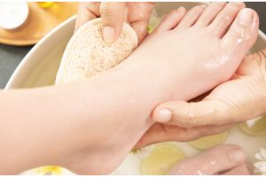 Tak perlu ke salon, begini trik agar telapak kaki tetap halus dan mulus hanya pakai 3 bahan makanan