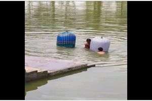 Keasyikan yang random, 11 potret kocak orang main air ini kelakuannya absurd abis